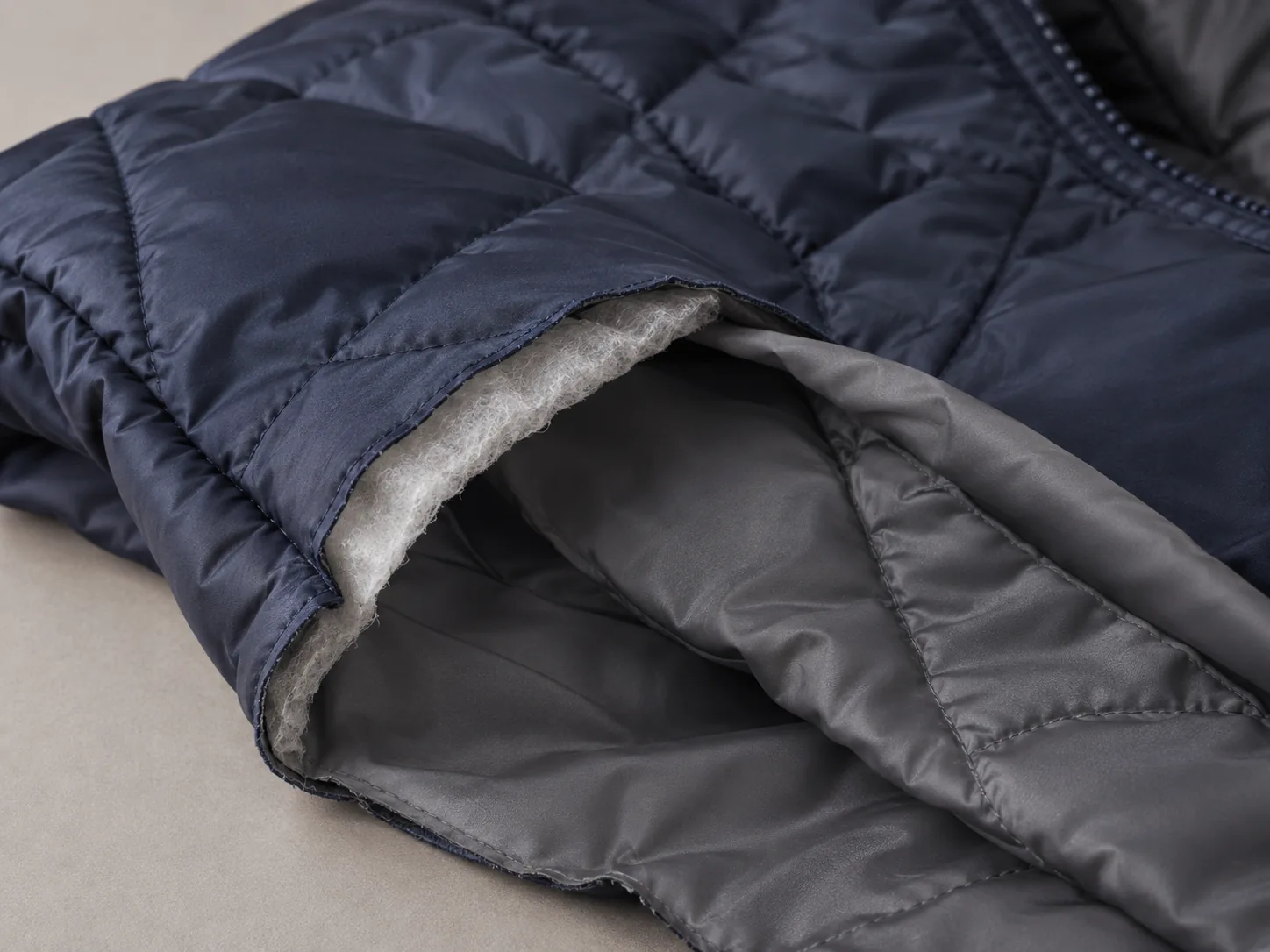 Слои утеплённой куртки на открытом крае