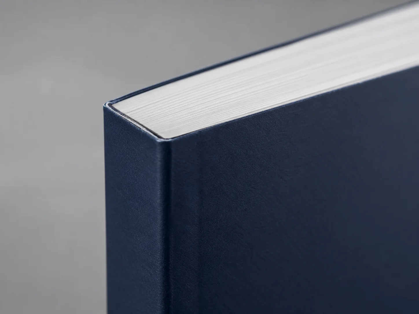 Крупный план ровного корешка и книжного блока